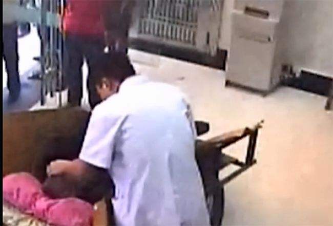 老人被抬进银行猝死：害死人的银行规定何时能改？