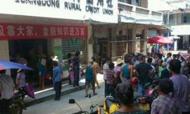 改密码需本人亲至 重病七旬老人被120抬进银行