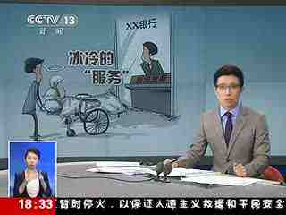 担架上的老人更需要“制度温情”