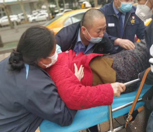 银行门前担架上的老人