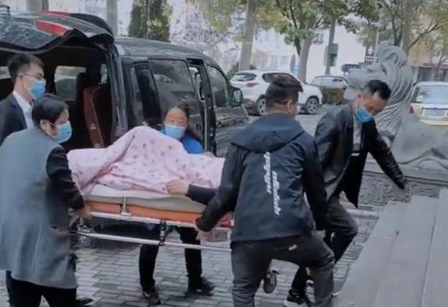 中风老人被要求亲自到银行取款猝死