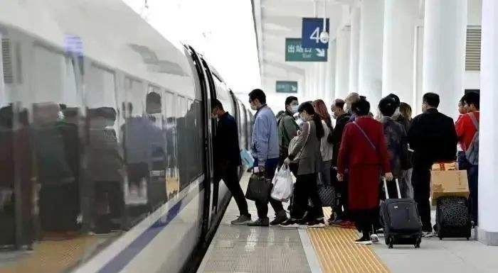春运首日火车票开售回家将有更多选择