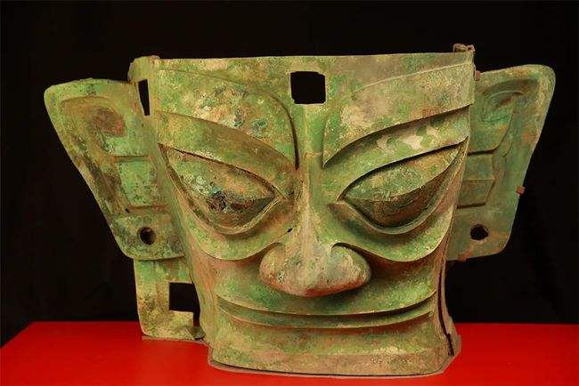三星堆青铜大面具首次正式展出