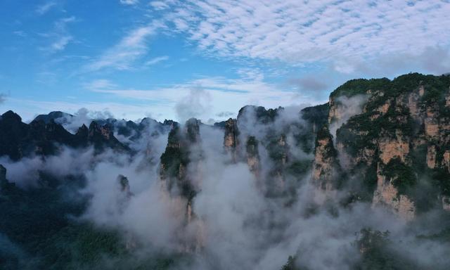 张家界十里画廊：雨过天晴观云海