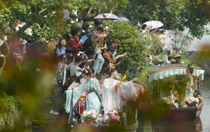 春天里的中国｜花海茶香伴古风：“春游”中国新景象