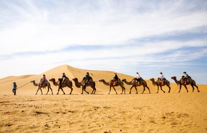 内蒙古鄂尔多斯：沙漠游日渐“火热”