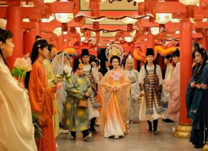 西安：沉浸式文旅热度增 银发族也爱“国潮”