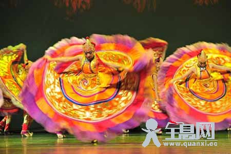 彝族舞蹈中独特的造型