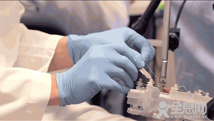 机器人也能做手术 成功完成猪肠缝合手术技术高超！