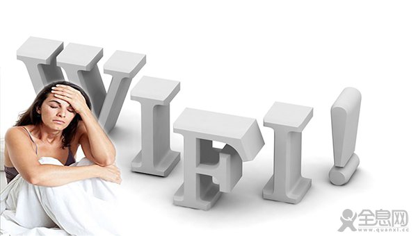 女子对wifi过敏，戴头盔保护自己