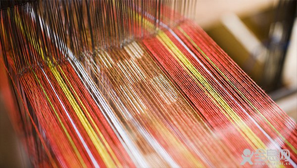 黑科技!新式缝纫机可织毛衣、织鞋