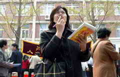 一考生家长正在搜集高考填报志愿信息