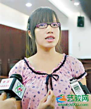 法院宣判后罗彩霞接受媒体采访。记者高宝燕 摄