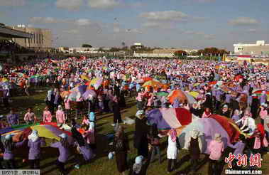 三千加沙儿童齐放降落伞创吉尼斯世界纪录（图）