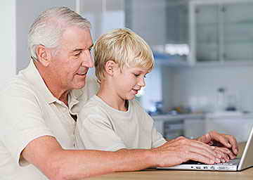 祖辈带孩子八提醒：加强沟通弥补隔代教育不足