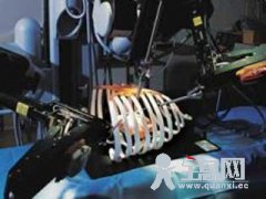 英国达芬奇机器人可精准操作眼球手术