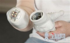 科学家研制最新电子仿生手：可灵活扣钮扣[图]