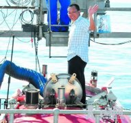 中科院科学家搭“蛟龙”下潜