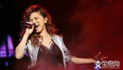 邓紫棋GEM演唱会上玩架子鼓