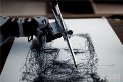 艺术家成功研制绘画机器人