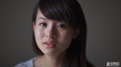 一支精致而恸哭的金色钢笔