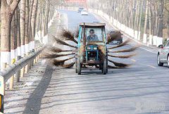 另类公路清扫车绑16把扫帚