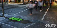 墨尔本为“低头族”专设人行道路面信号灯