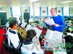 中国音乐学院的雷纳德给学生讲课