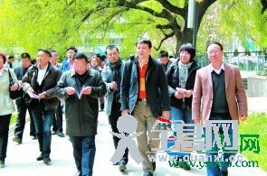 全国政协常委、中央音乐学院副院长、著名作曲家叶小钢来学校考察