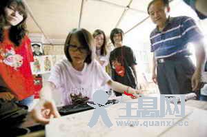 首度开门收女大学生为徒