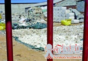 记者暗访再生棉加工点：破布旧絮制棉运进纺织厂
