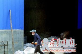 记者暗访再生棉加工点：破布旧絮制棉运进纺织厂
