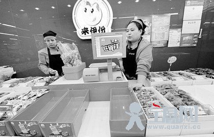 杭州龙头企业工人脚踩桃肉 问题蜜饯已全国下架