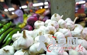 大蒜零售价涨至7元每斤 1块钱买不到一个蒜头