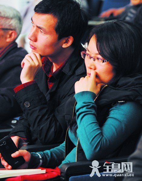 　　慕名而来的读者凝神听讲。