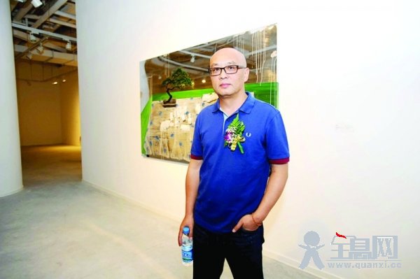 　　张晓刚一身POLO衫牛仔裤现身金鸡湖美术馆。　□记者姚永强摄